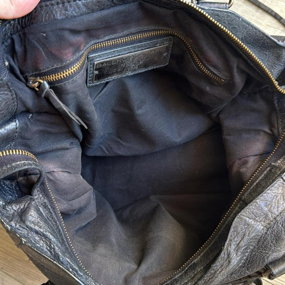 ✨ Authentic Balenciaga city bag medium in black color Pre-owned ✨