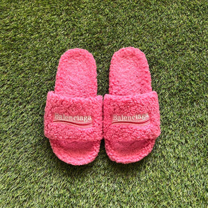 Balenci slides pink