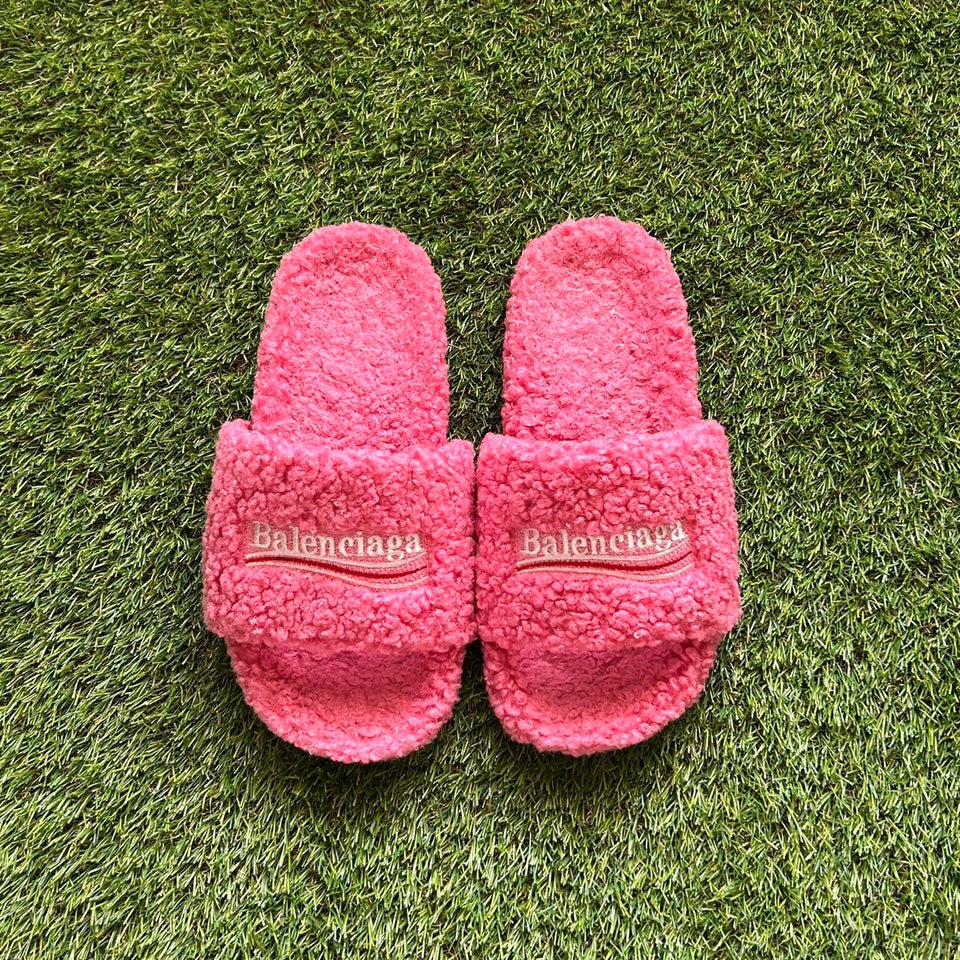 Balenci slides pink