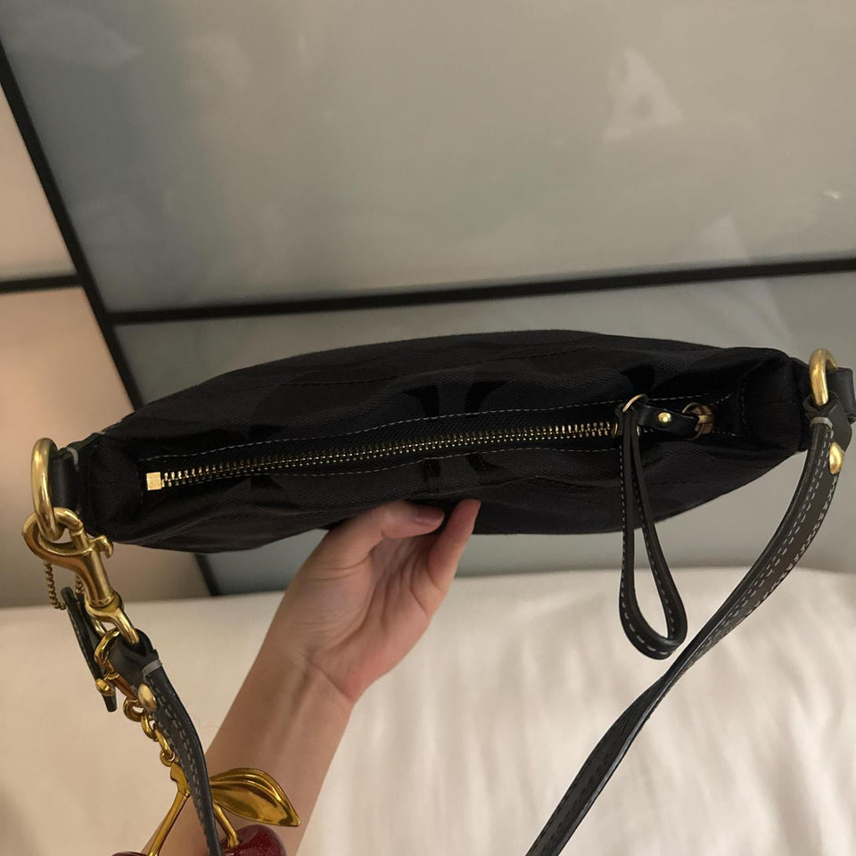 Cutest mini coach bag in excellent condition with no flaws